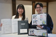 自身の黒ノートを手にする秦千遥さん（左）と、ドラマとのコラボ商品を持つ福嶋航英さん＝福井県小浜市で、萱原健一撮影