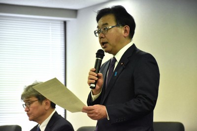 医療用資材の確保に向け設置された政府の対策本部であいさつする上野賢一郎厚生労働相＝東京都千代田区で2026年4月9日午前9時半
