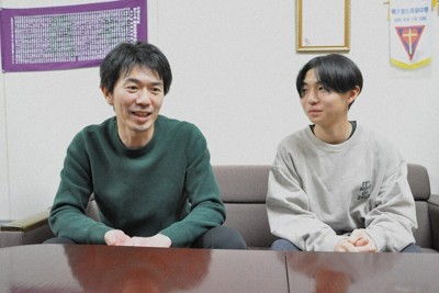 安房高校から東京大学に合格した島袋日向さん（右）と、3年間担任だった安藤好靖教諭＝千葉県館山市の県立安房高校で2026年3月25日、平塚雄太撮影