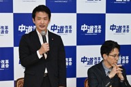 中道改革連合の常任幹事会で発言する小川淳也代表（左）＝国会内で2026年5月12日午後5時、平田明浩撮影