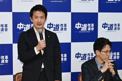 中道改革連合の常任幹事会で発言する小川淳也代表（左）＝国会内で2026年5月12日午後5時、平田明浩撮影