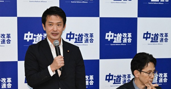 中道改革連合の常任幹事会で発言する小川淳也代表（左）＝国会内で2026年5月12日午後5時、平田明浩撮影