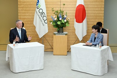 経済協力開発機構（OECD）のコーマン事務総長（左）と会談する高市早苗首相＝首相官邸で2026年5月12日午後4時32分、平田明浩撮影