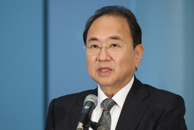 報道陣の取材に応じるフジ・メディア・ホールディングスの清水賢治社長＝東京都港区のフジテレビ本社で2026年5月12日午後6時8分、後藤由耶撮影