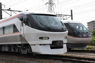 公開された特急「しなの」向け新型車両「385系」の量産先行車（左）と現行の「383系」＝愛知県春日井市で2026年5月12日午後3時12分、酒井志帆撮影
