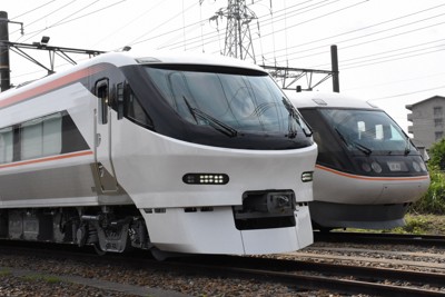 公開された特急「しなの」向け新型車両「385系」の量産先行車（左）と現行の「383系」＝愛知県春日井市で2026年5月12日午後3時12分、酒井志帆撮影