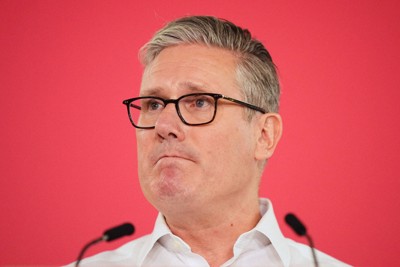 英統一地方選での与党・労働党の大敗を受け演説するスターマー首相＝ロンドンで2026年5月11日、AP
