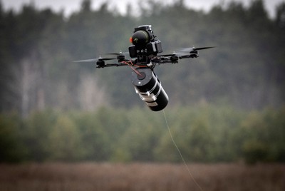 軍事拠点内を飛行するウクライナ製のドローン＝ウクライナのキーウ州で2025年1月29日、AP