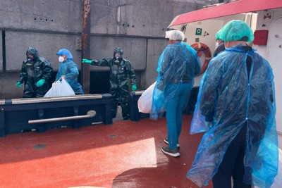 10日、スペイン領カナリア諸島テネリフェ島で、クルーズ船「MVホンディウス」から下船する乗客（AP＝共同）