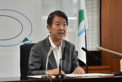 閣議後記者会見で、水俣病患者らとのやり取りについて説明する石原宏高環境相＝2026年5月12日午前8時47分、高橋由衣撮影