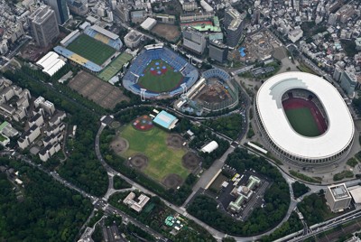 再開発計画に揺れる明治神宮外苑地区＝神宮外苑で2023年6月30日午後0時11分、本社ヘリから三浦研吾撮影
