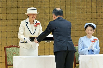 全国赤十字大会で山形県の佐藤秀之さんに有功章を授与される皇后さま＝東京都渋谷区の明治神宮会館で2026年5月12日午前11時12分（代表撮影）