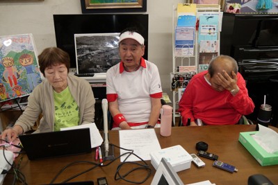 石原宏高環境相の記者会見での発言を批判する水俣病患者・支援者団体のメンバーら＝熊本県水俣市で2026年5月12日午後3時45分、中村敦茂撮影
