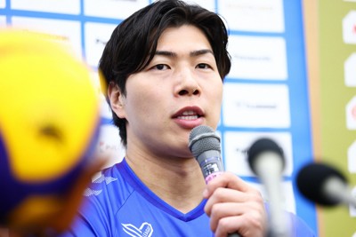 引退記者会見で、質問に答える大阪ブルテオンの清水邦広選手＝Asueアリーナ大阪で2026年5月10日、前田梨里子撮影