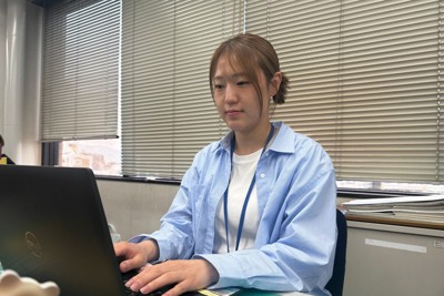 職場でデスクワークを行う福島史帆実さん＝福岡県大野城市で2026年5月