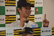 3、4月のセ・リーグ月間MVP賞を受賞した阪神の＜上＞高橋遥人投手と＜下＞佐藤輝明選手＝いずれも阪神甲子園球場で、吉川雄飛撮影