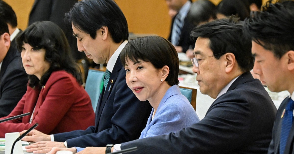 日本成長戦略会議で発言する高市早苗首相（中央）＝首相官邸で2026年4月22日午後6時32分、平田明浩撮影