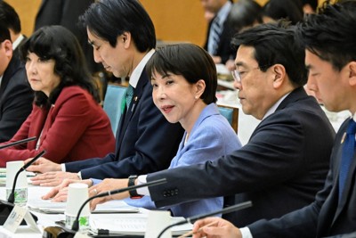 日本成長戦略会議で発言する高市早苗首相（中央）＝首相官邸で2026年4月22日午後6時32分、平田明浩撮影