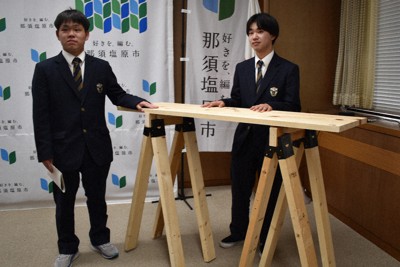 完成したイベント用テーブルと製作した那須清峰高の松本瑛太さん（左）、湯座獅文さん＝那須塩原市役所で2026年4月20日、藤田祐子撮影