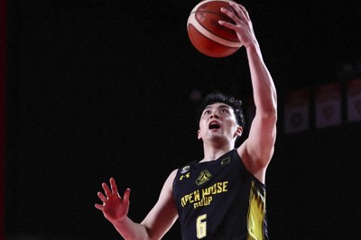千葉ジェッツとのBリーグCS準々決勝第3戦で、シュートを決める群馬クレインサンダーズの中村拓人（右）＝千葉県船橋市で（©B．LEAGUE）