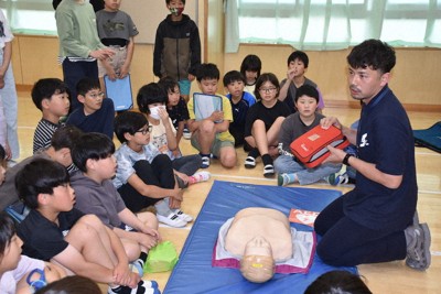 AEDについて学ぶ児童たち＝川崎市中原区の市立下小田中小で2026年5月11日、葛西大博撮影