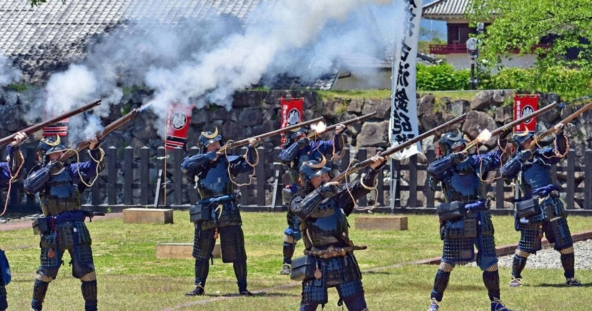 火縄銃　煙硝入　鶴頭玉緒締、半鐘型根付　江戸期　　s4 火縄銃「放て」 ごう音響く 松本城二の丸御殿跡 ／長野 | 毎日新聞