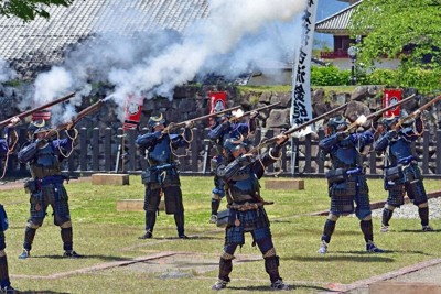 松本城鉄砲隊の火縄銃が白煙を上げる古流砲術演武＝長野県松本市の松本城二の丸御殿跡で、武田博仁撮影