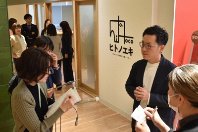 「ヒトノエキ」の前で取材を受ける「ヒトトコ」の宮武将大代表（右から2人目）＝高松市で、佐々木雅彦撮影