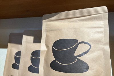インキもナフサ由来。東京・浅草のカフェは、オリジナルのイラストや店名が印刷された包装資材（パッケージ）の値上げと供給不安をメーカーから告げられた＝東京都台東区西浅草で2026年4月23日午後2時半、尾崎修二撮影