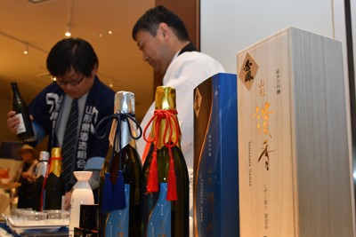 JR山形駅近くで開かれた試飲会で「山形讃香」がふるまわれた＝2026年5月8日午後3時25分、岩崎誠撮影