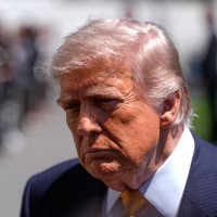 記者団の取材に応じるトランプ米大統領＝ホワイトハウスで2026年5月12日、AP