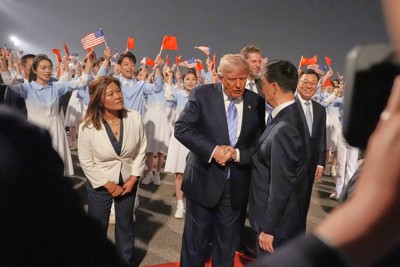 北京に到着し、歓迎を受けるトランプ米大統領＝2026年5月13日、AP