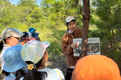 2025年7月開催時に、子どもたちが植生を再生させる取り組みを学ぶ様子＝瀬戸内オリーブ基金提供
