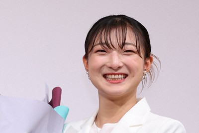 引退記者会見で花束を受け取る坂本花織さん＝神戸市中央区で2026年5月13日午前10時36分、猪飼健史撮影