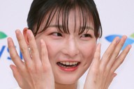 引退記者会見の冒頭に流れた映像に涙する坂本花織さん＝神戸市中央区で2026年5月13日午前10時35分、猪飼健史撮影