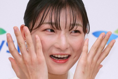 引退記者会見の冒頭に流れた映像に涙する坂本花織さん＝神戸市中央区で2026年5月13日午前10時35分、猪飼健史撮影