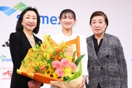 引退記者会見で花束を手に記念撮影する坂本花織さん（中央）右は中野園子コーチ、左はグレアム充子コーチ＝神戸市中央区で2026年5月13日午前11時39分、猪飼健史撮影
