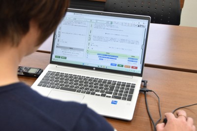 AIを使って書類を作成するケアマネジャー＝甲府市の「やさしい手甲府」で2026年4月23日午後4時29分、杉本修作撮影