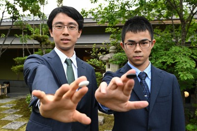 第81期本因坊戦五番勝負第1局を前に記念撮影に応じる一力遼本因坊（左）と福岡航太朗七段＝滋賀県東近江市の迎賓庵あけくれで2026年5月12日午後4時57分、大西岳彦撮影