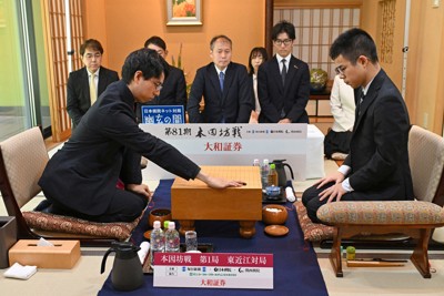 第81期本因坊決定戦五番勝負第1局で、第1着を打つ一力遼本因坊（左）。右は挑戦者の福岡航太朗七段＝滋賀県東近江市の迎賓庵あけくれで2026年5月13日午前10時1分、大西岳彦撮影