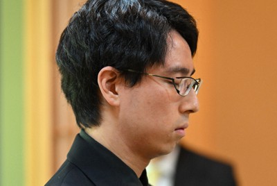 第81期本因坊戦五番勝負第1局に臨む一力遼本因坊＝滋賀県東近江市の迎賓庵あけくれで2026年5月13日午前9時55分、大西岳彦撮影
