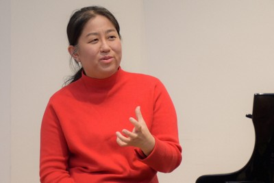 シューベルトの最後のピアノソナタについて語るピアニストの小菅優さん＝東京都港区で2026年3月6日、西本龍太朗撮影