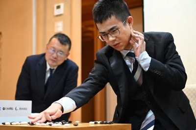 第81期本因坊戦五番勝負第1局で一力遼本因坊に勝ち、対局を振り返る福岡航太朗七段＝滋賀県東近江市の迎賓庵あけくれで2026年5月13日午後6時55分、大西岳彦撮影