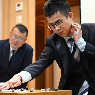 福岡七段、本因坊位奪取へ好スタート 冷静な打ち回しで熱戦制す | 毎日新聞