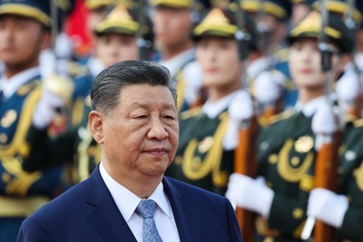 タジキスタン大統領を出迎える習近平国家主席＝中国・北京で2026年5月12日、代表撮影・AP