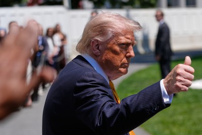 米中首脳会談へ出発する際に、親指を立てるトランプ米大統領＝ホワイトハウスで2026年5月12日、AP