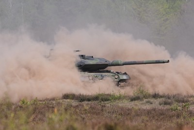 ドイツ軍基地で演習走行する同国製戦車「レオパルト2」＝2026年4月、AP