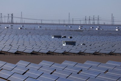 工業団地に設置された太陽光パネル＝中国・甘粛省で2024年、ロイター