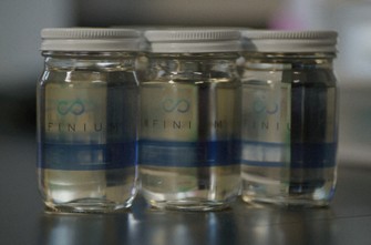 米Infinium（インフィニウム）社が製造した合成燃料のe-fuel（イーフュエル）。石油代替の次世代燃料と期待される＝同社提供