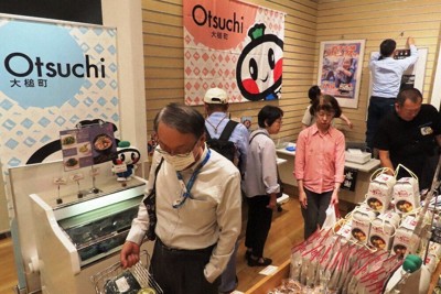 岩手県大槌町の名産品が並ぶ「釜石・大槌のうまいもん市」＝東京都新宿区の都庁1階「全国観光PRコーナー」で2026年5月13日、早川健人撮影